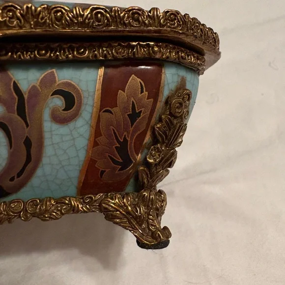 Vintage Blue and Gold Footed Porcelain Trinket Box – Hollywood Regency Style - Picture 4 of 8
